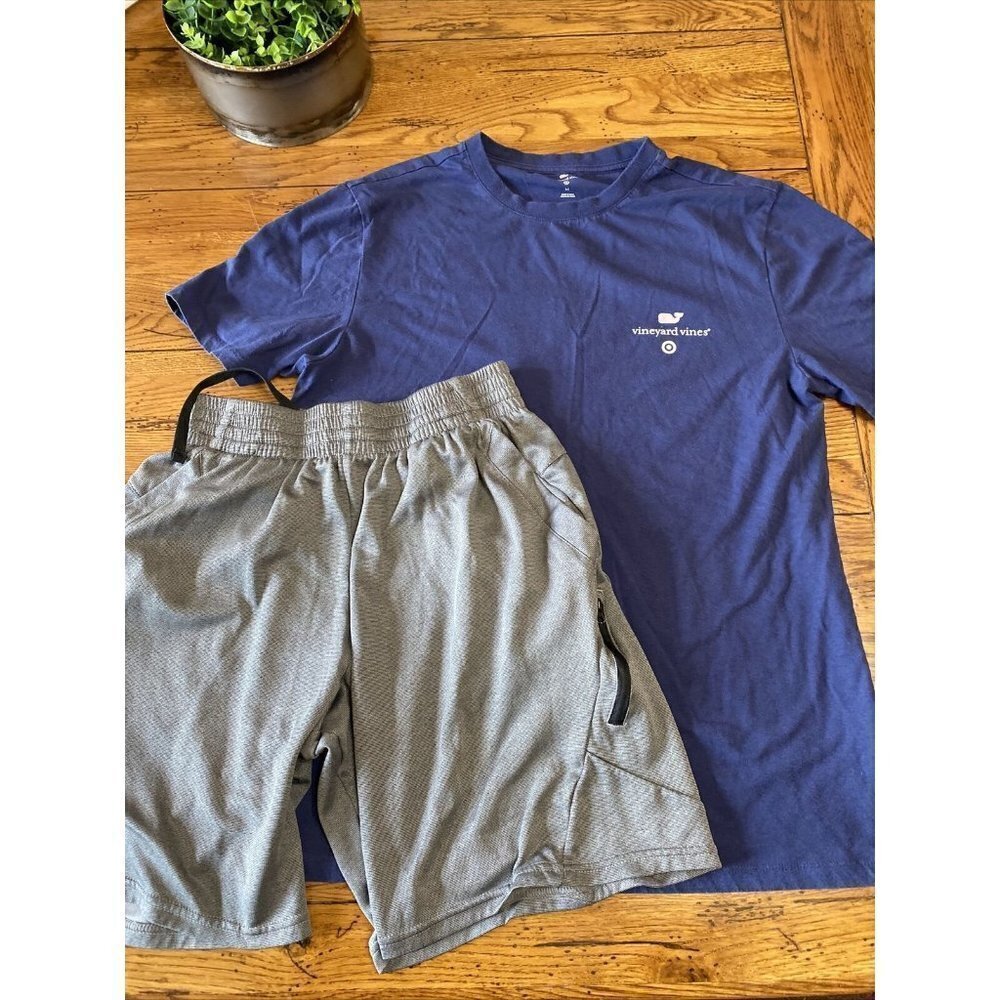 𝅺vineyard Vines for Target Size Med.   Every Day Should Feel. T-Shirt Shorts